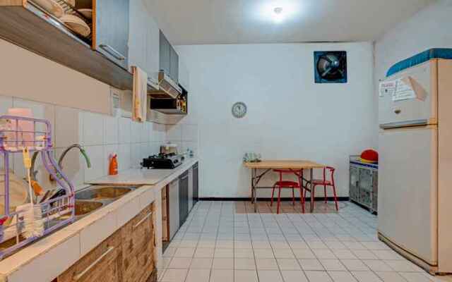 Oyo 3917 Kost Putri Siwalankerto