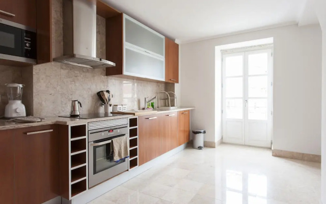 JOIVY Spacious 3BR home w/balcony in Baixa, nearby Lisbon Cathedral