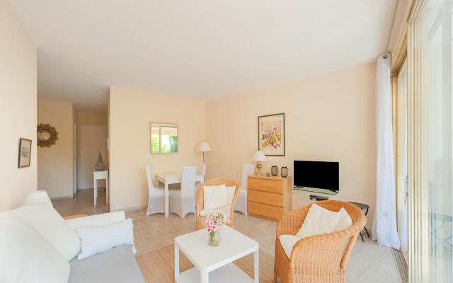 Scenic apartment in Cannes with private terrace