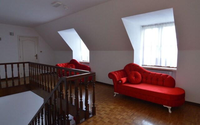 Charming Holiday Home With Jacuzzi In Bree