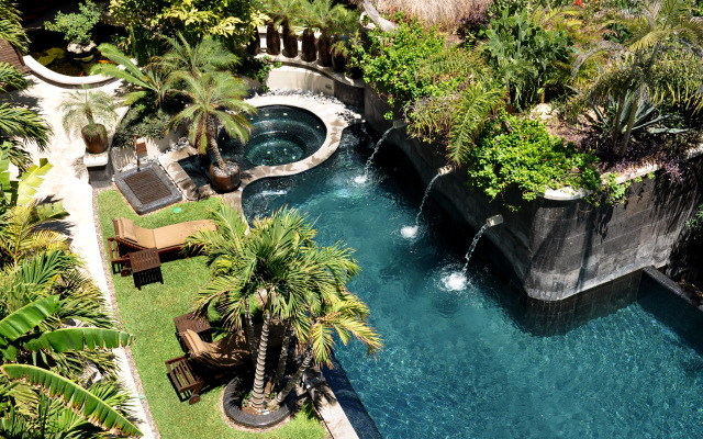 El Taj Oceanfront & Beachside Condo Hotel