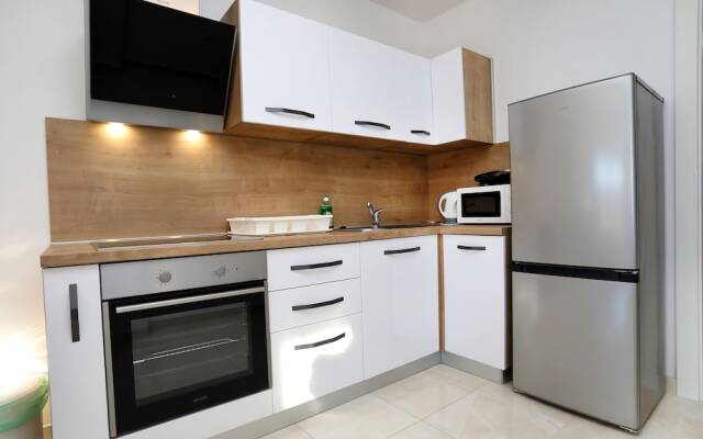 Lovely 2-bed Apartment in Okrug Gornji
