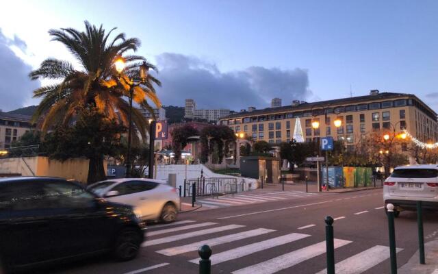 Quartier historique Plein coeur d Ajaccio proche de toutes commodités plage à 150m Grand F2 4 couchages 56 M2