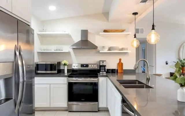 Brilliance-fire Pit & Foosball-walk to Old Town