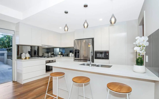 Park Avenue Townhouse Retreat Brisbane Sleeps 10