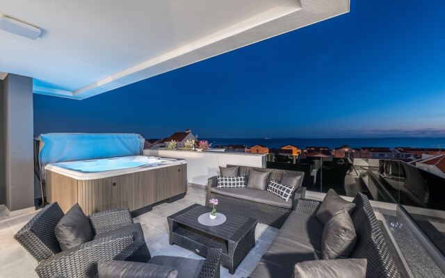 Villa Magnifica Penthouse with Jacuzzi