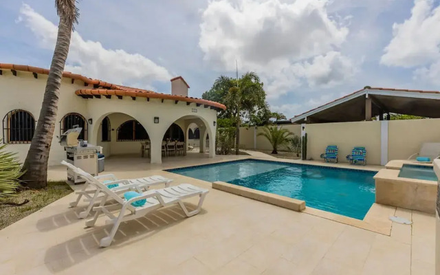 Beautiful 4BR 3BA Villa w Private Pool Jacuzzi