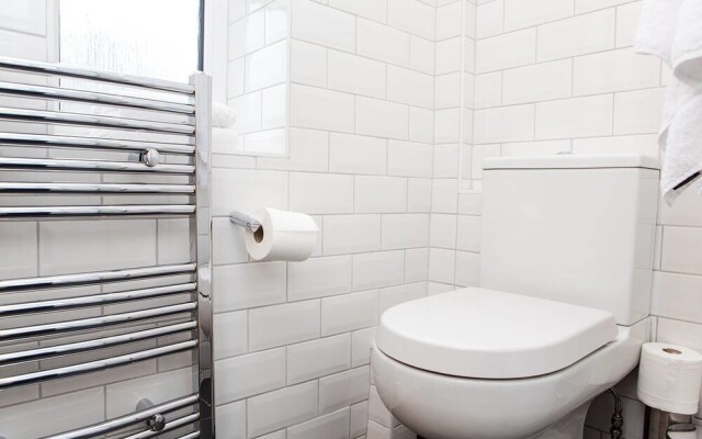 Quintessential 2 BR London Bridge Apartment