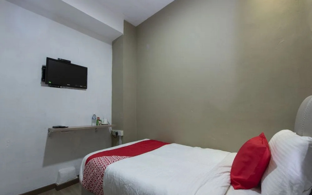 OYO 90231 Hotel By The Park Plt