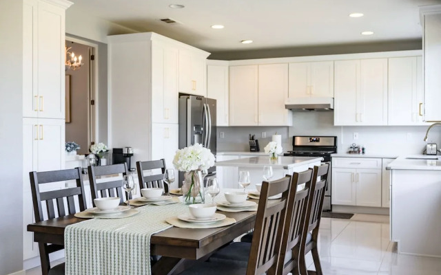 Bright Designer Home w Pool Near Everything
