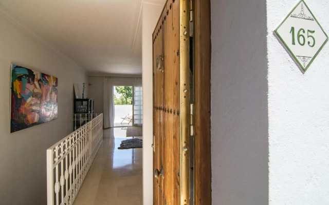 AP165 - Contemporary Scandinavian Style Apartment