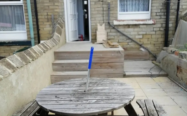 Room-charming Bradford Room to Rent With