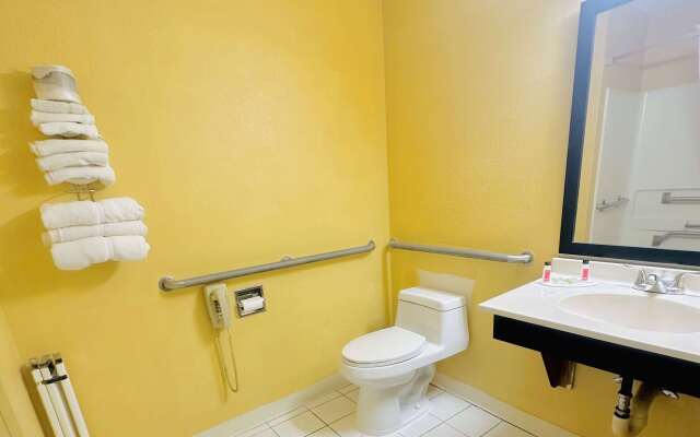 Super 8 by Wyndham Warrenton