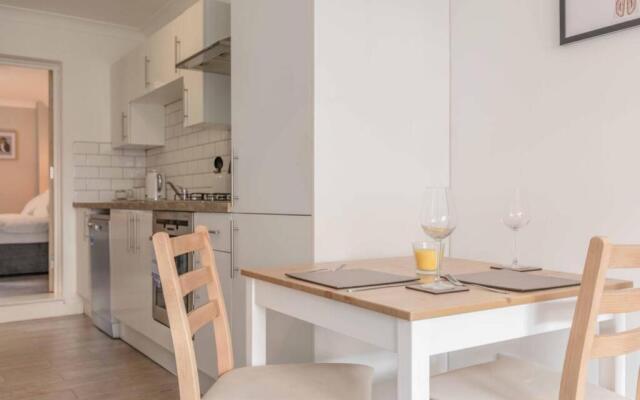 Stylish Apartment 5 Min Walk To Castle & Parking!