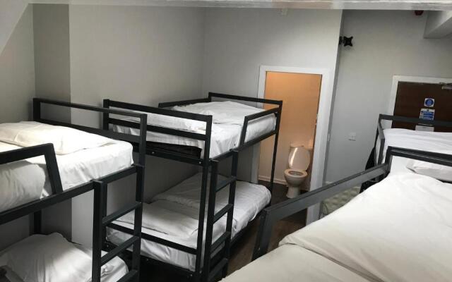 Heroes Hotel - Hostel