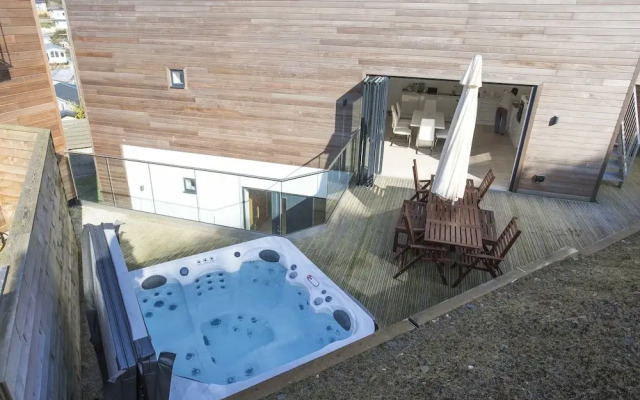 4 bed beach house with hot tub