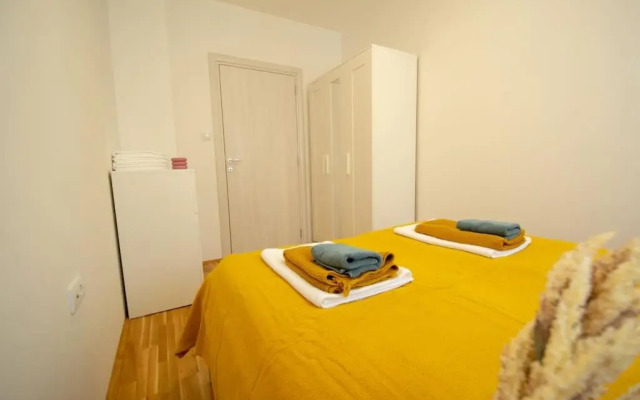 White Fields-Central 2-bdrm apartment with parking