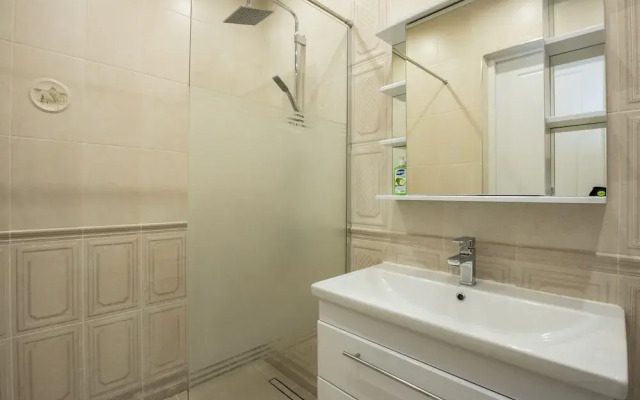 Stay in on Mashtots 16a-5
