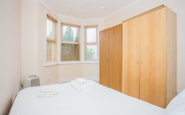 1 Bedroom Flat In Wimbledon With Garden