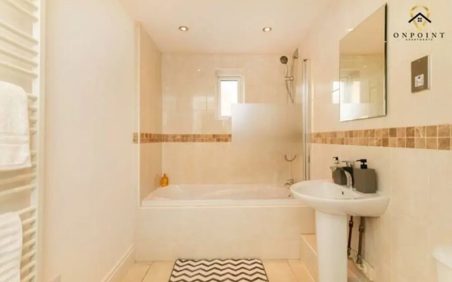 Large 2 Bedroom Apt With Parking
