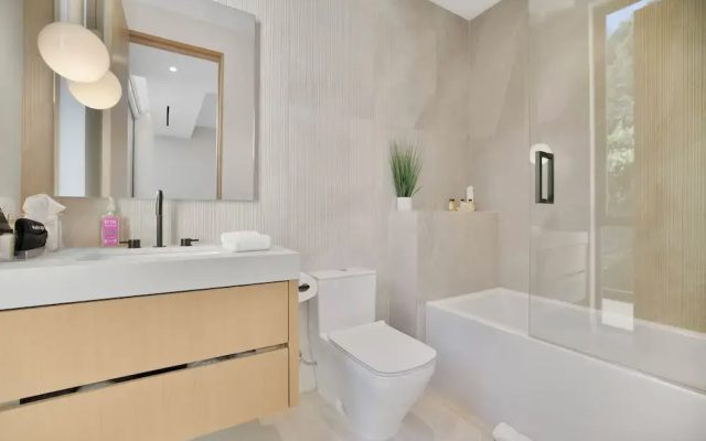 Hutton Villa - 5-bedroom Retreat in Iconic Beverly Hills Oasis