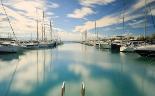 Avenida 5A in Roses With 3 Bedrooms and 2 Bathrooms