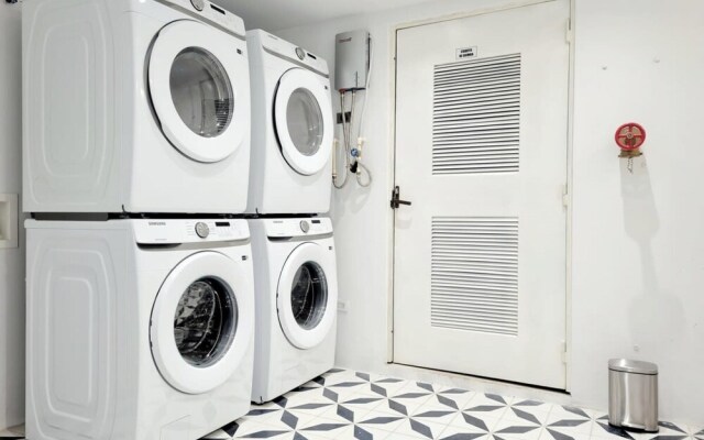 w Stylish 2BR in Plaza Herrera