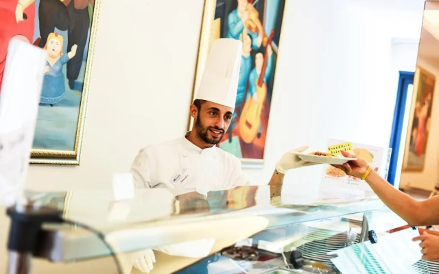 Color Metropolitan Family Hotel