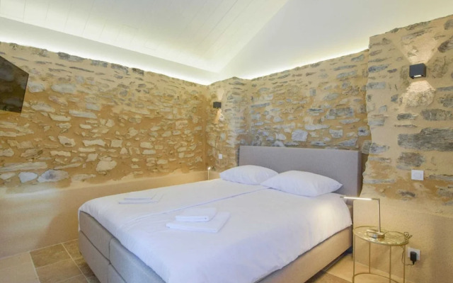 Hilltop Cottage With Pool