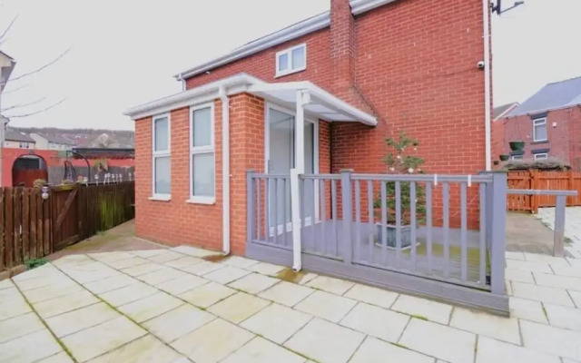 Spacious 6 Bedroom Family House