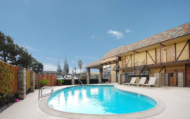 Studio 6 Corona, CA - West