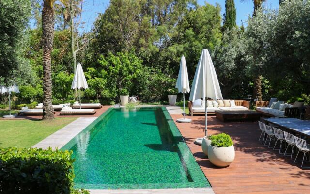Luxurious Coastal Villa with Pool