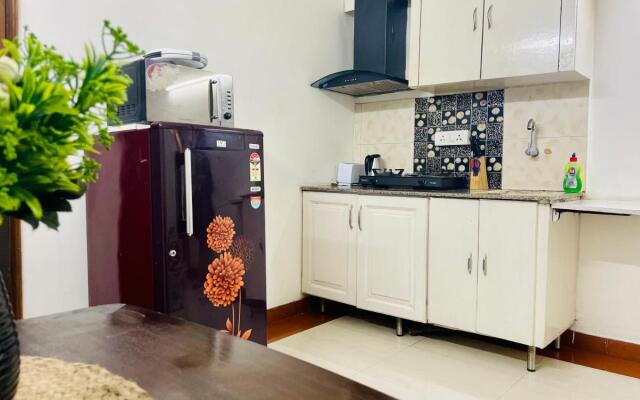 Bluo Studio Defence Colony Mkt - Kitchen, Balcony