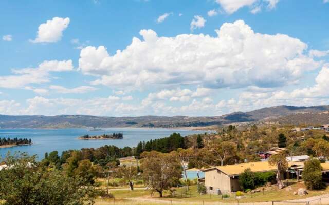 Torino 3 - Lake Jindabyne & Snowy Mountain Views