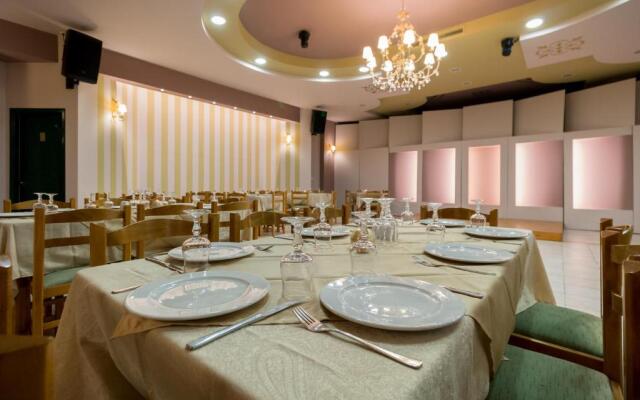 Faros Luxury Suites & Restaurant