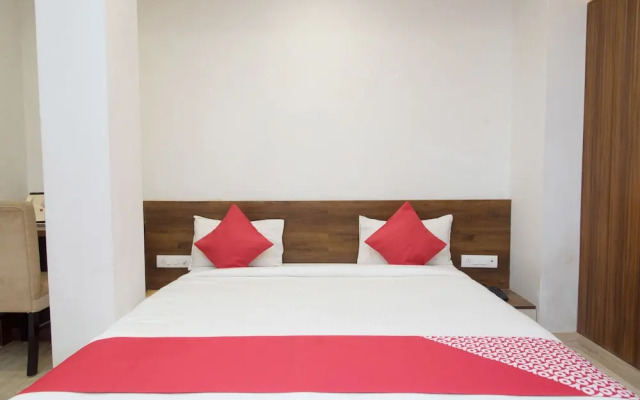 OYO 10893 Hotel Divine Inn