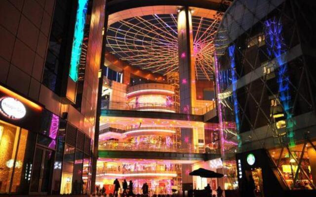 Green Sunshine Holiday Fashion Hotel