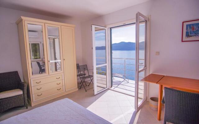 3 Bedroom Beach House with private sea access