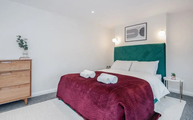 Stunning 2 Bedroom Duplex Apt in Center of Camden