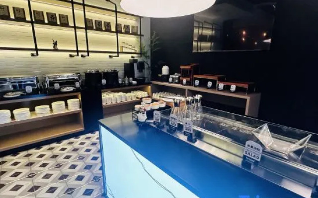 Kyriad Hotel (Zhengzhou Zijingshan Business District Wenmiao Subway Station Store)