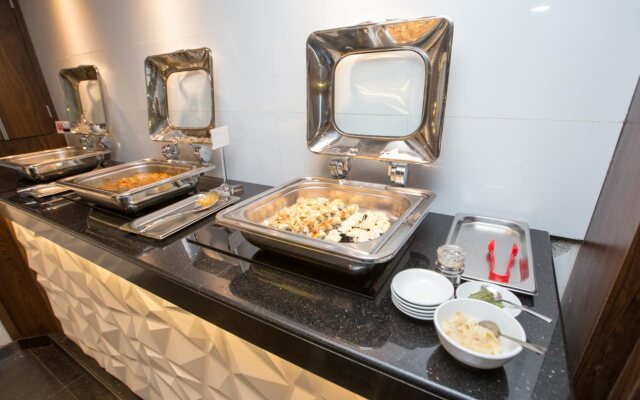 Clover Suites Royal Lake Yangon