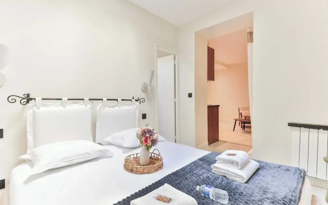 Peaceful Apartment in Eiffel Tower
