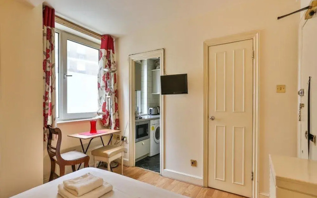 Sloane Avenue Apartment