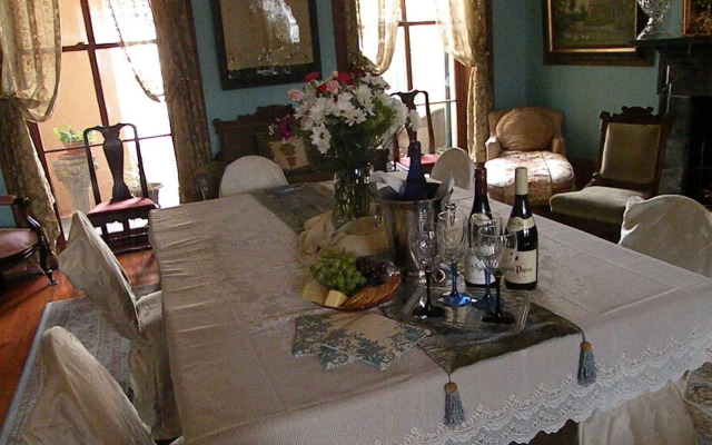 Parisian Courtyard Inn