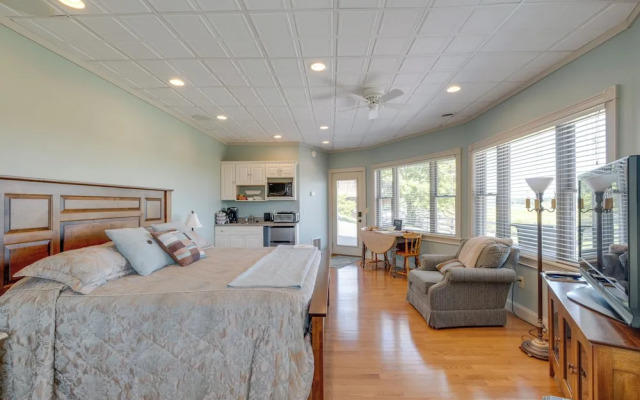 4 Mi to German Village: Studio w/ Hot Tub!