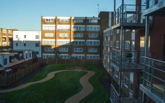 Homely 2 Bedroom Apartment in Bow