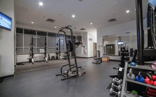 Beautiful 1bd Condo Patio Gym Parking Location