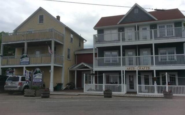 The Water's Edge Inn & Gallery