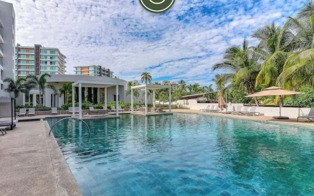 Luxury Condo With Canal View - Near Beach