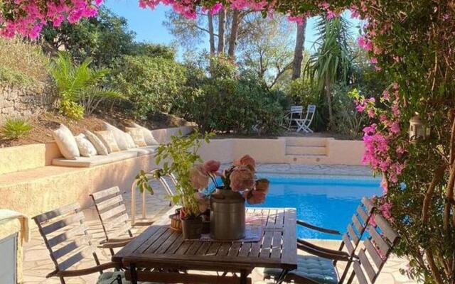 Charming Holiday Home In Plage De Gigaro With Pool
